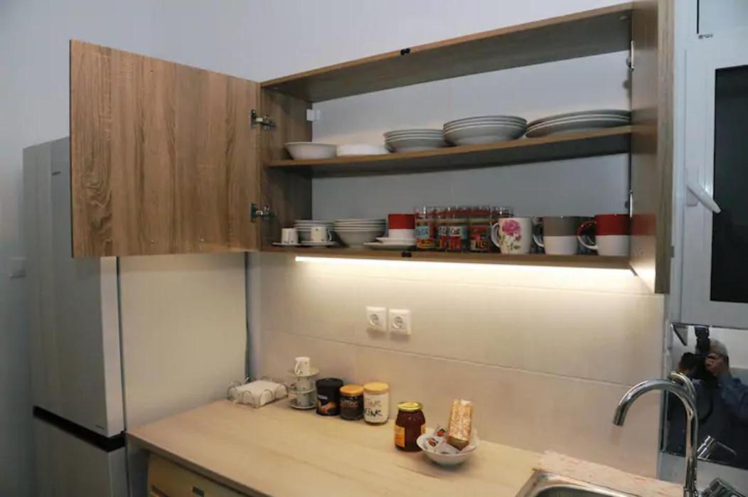 Freatida Apartment Пирея Екстериор снимка